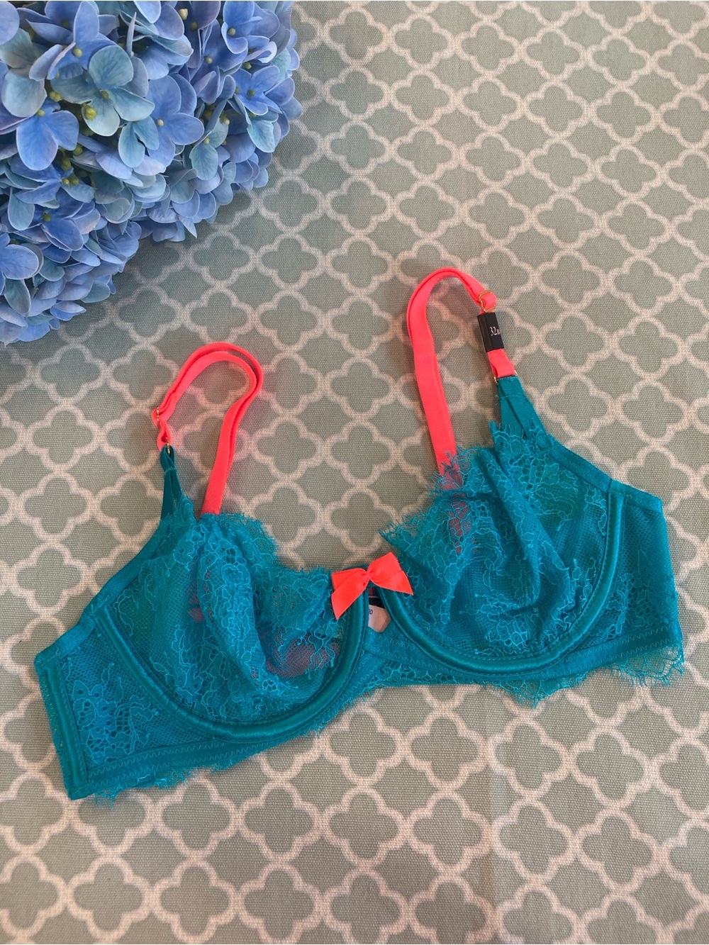 Victoria’s Secret Very Sexy Unlined Lace Demi 32B NWT